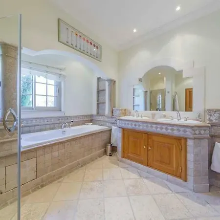 Vila Sleeps 8 Pool Air Con T774088 *
